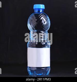 Reine Wasserflaschen Modell isolierter schwarzer Hintergrund, Wasserflasche 500ml Modell Foto Stockfoto