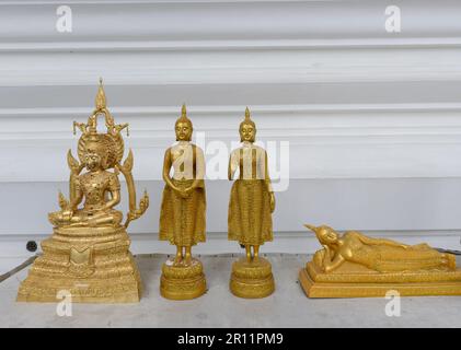 Goldene Buddha-Statuen in Wat Suthat, Bangkok, Thailand. Stockfoto