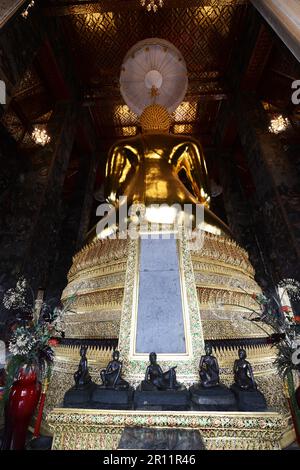 Sakyamuni Buddha in dem in der Vihara, Wat Suthat, Bangkok, Thailand. Stockfoto