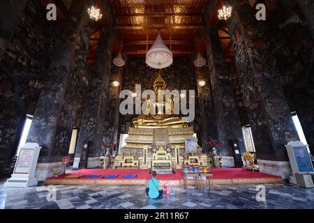 Sakyamuni Buddha in dem in der Vihara, Wat Suthat, Bangkok, Thailand. Stockfoto