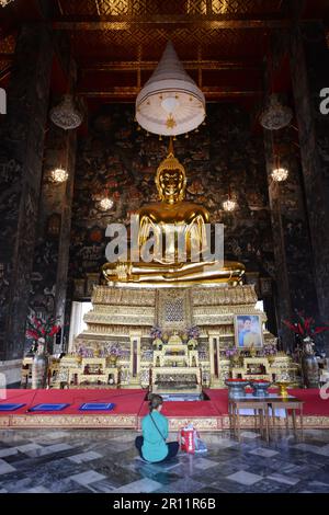 Sakyamuni Buddha in dem in der Vihara, Wat Suthat, Bangkok, Thailand. Stockfoto