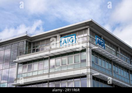 Dublin Docklands, Dublin 1, Irland, 29. März 2023. AIG Versicherungsbüro Gebäude mit Blick auf den Fluss Liffey Stockfoto