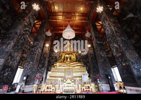 Sakyamuni Buddha in dem in der Vihara, Wat Suthat, Bangkok, Thailand. Stockfoto