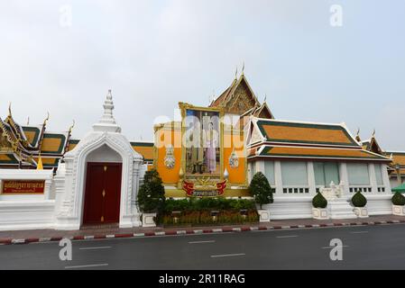 Bild des Königs und der Königin von Thailand außerhalb des Wat Suthat, Bangkok, Thailand. Stockfoto