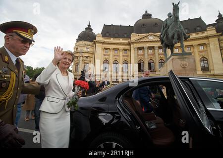 Bukarest, Rumänien. 10. Mai 2023: Ihre Majestät Margareta (L), begleitet von General Eugen Porojan (L), und Prinz Radu (R), verlässt die Stadt am Ende der Militärzeremonie anlässlich des Nationalfeiertags der Königsfamilie in Bukarest. Kredit: Lucian Alecu/Alamy Live News Stockfoto