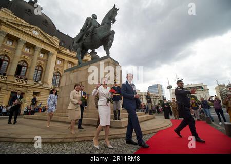 Bukarest, Rumänien. 10. Mai 2023: Ihre Majestät Margareta (C) und Prinz Radu (C-R), begleitet von Prinzessin Sofia (C-L), verlassen die Stadt am Ende der Militärzeremonie anlässlich des Nationalfeiertags der Königsfamilie in Bukarest. Kredit: Lucian Alecu/Alamy Live News Stockfoto