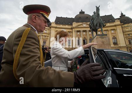 Bukarest, Rumänien. 10. Mai 2023: Ihre Majestät Margareta (C) in Begleitung des königlichen Adjutanten General Eugen Porojan (L) und Prinz Radu (nicht auf dem Bild) verlässt die Stadt am Ende der Militärzeremonie anlässlich des Nationalfeiertags der Königsfamilie in Bukarest. Kredit: Lucian Alecu/Alamy Live News Stockfoto