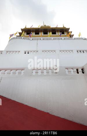 Klettern Sie auf den Gipfel des Goldenen Berges in Wat Saket, Bangkok, Thailand. Stockfoto