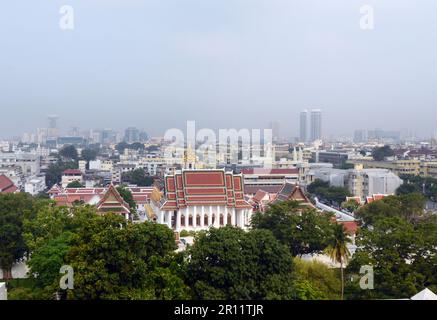 Blick auf die Stadt vom Gipfel des Goldenen Mount in Wat Saket, Bangkok, Thailand. Stockfoto