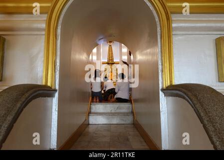 Thailändische Frauen beten am Tempel auf dem Goldenen Berg in Wat Saket, Bangkok, Thailand. Stockfoto