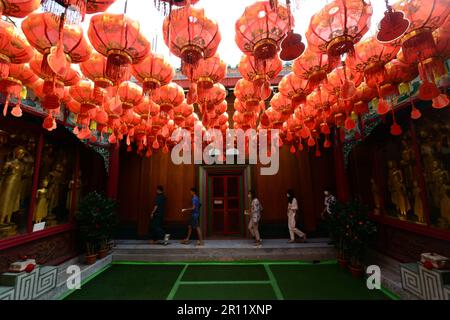 Das Innere von Wat Mangkon Kamalawat in Chinatown, Bangkok, Thailand. Stockfoto