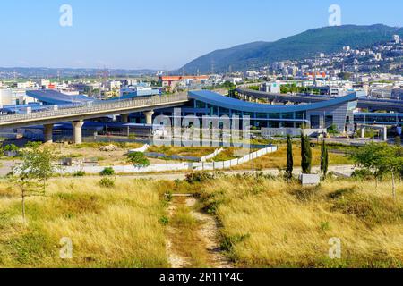 Haifa, Israel - 06. Mai 2023: Blick auf das Lev HaMifrats Transportzentrum in Haifa Bay, Israel Stockfoto