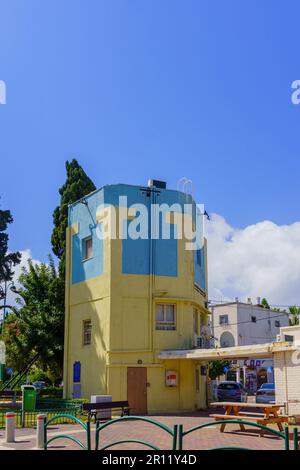 Haifa, Israel - 06. Mai 2023: Blick auf den historischen Wasserturm im Viertel Neve Shaanan, Haifa, Israel Stockfoto