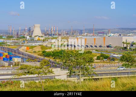 Haifa, Israel - 06. Mai 2023: Blick auf die Raffinerien und das angrenzende petrochemische Industriegebiet in Haifa, Israel Stockfoto