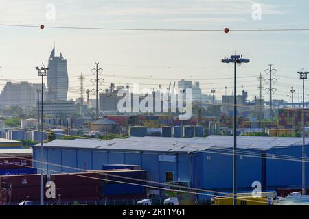 Haifa, Israel - 06. Mai 2023: Blick auf die Lagerung von Schiffscontainern mit Hafen und Skyline der Stadt in Haifa Bay, Israel Stockfoto