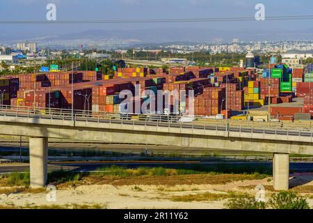 Haifa, Israel - 06. Mai 2023: Blick auf das Lager für Schiffscontainer, im Industriegebiet Haifa Bay, Israel Stockfoto