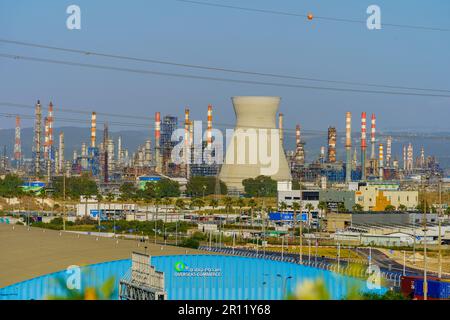 Haifa, Israel - 06. Mai 2023: Blick auf die Raffinerien und das angrenzende petrochemische Industriegebiet in Haifa, Israel Stockfoto