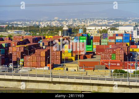 Haifa, Israel - 06. Mai 2023: Blick auf das Lager für Schiffscontainer, im Industriegebiet Haifa Bay, Israel Stockfoto