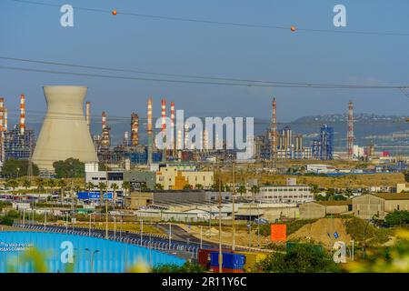 Haifa, Israel - 06. Mai 2023: Blick auf die Raffinerien und das angrenzende petrochemische Industriegebiet in Haifa, Israel Stockfoto