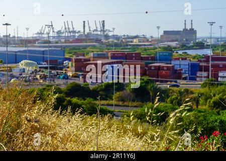 Haifa, Israel - 06. Mai 2023: Blick auf die Lagerung von Schiffscontainern mit Hafen und Skyline der Stadt in Haifa Bay, Israel Stockfoto