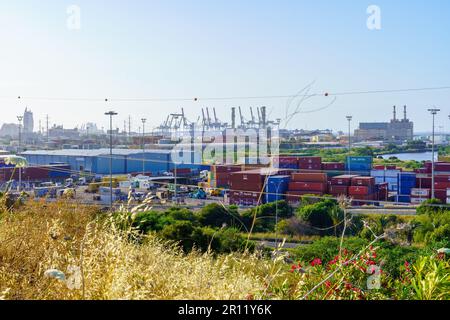 Haifa, Israel - 06. Mai 2023: Blick auf die Lagerung von Schiffscontainern mit Hafen und Skyline der Stadt in Haifa Bay, Israel Stockfoto