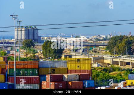 Haifa, Israel - 06. Mai 2023: Blick auf das Lager für Schiffscontainer, im Industriegebiet Haifa Bay, Israel Stockfoto