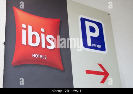 Bordeaux , Aquitaine Frankreich - 05 01 2023 : Ibis Red Cushion Hotel Schild Parken und Markenlogo auf der Fassade Stockfoto