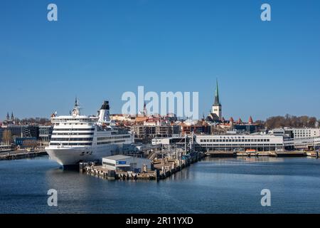 M/S Isabelle, die als vorübergehende Unterkunft für ukrainische Flüchtlinge im Passagierhafen Tallinn (Estland) festgemacht hat Stockfoto