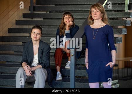 Berlin, Deutschland. 03. Mai 2023. Die Direktoren des 2023. Berliner Theatertreffens Olena Apchel (l-r), Joanna Nuckowska und Carolin Hochleichter stehen und sitzen auf einer Treppe im Haus der Berliner Festspiele. (An dpa: "Theatertreffen Management: Kulturszene langsam erholt sich") Kredit: Christophe Gateau/dpa/Alamy Live News Stockfoto