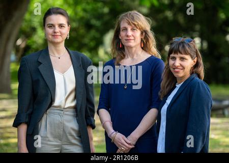 Berlin, Deutschland. 03. Mai 2023. Vor dem Haus der Berliner Festspiele stehen die Direktoren des 2023. Berliner Theatertreffens Olena Apchel (l-r), Carolin Hochleichter und Joanna Nuckowska. (An dpa: "Theatertreffen Management: Kulturszene langsam erholt sich") Kredit: Christophe Gateau/dpa/Alamy Live News Stockfoto