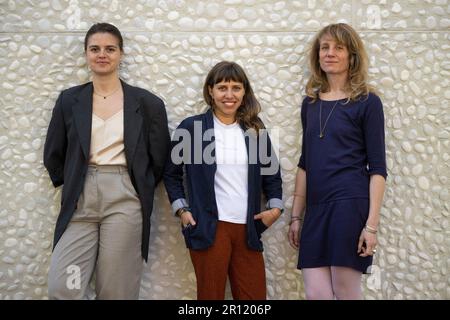 Berlin, Deutschland. 03. Mai 2023. Vor dem Haus der Berliner Festspiele stehen die Direktoren des 2023. Berliner Theatertreffens Olena Apchel (l-r), Joanna Nuckowska und Carolin Hochleichter. (An dpa: "Theatertreffen Management: Kulturszene langsam erholt sich") Kredit: Christophe Gateau/dpa/Alamy Live News Stockfoto