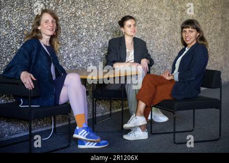 Berlin, Deutschland. 03. Mai 2023. An einem Tisch im Haus der Berliner Festspiele sitzen die Direktoren des 2023. Berliner Theatertreffens Carolin Hochleichter (l-r), Olena Apchel und Joanna Nuckowska. (An dpa: "Theatertreffen Management: Kulturszene langsam erholt sich") Kredit: Christophe Gateau/dpa/Alamy Live News Stockfoto