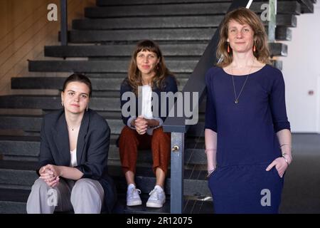 Berlin, Deutschland. 03. Mai 2023. Die Direktoren des 2023. Berliner Theatertreffens Olena Apchel (l-r), Joanna Nuckowska und Carolin Hochleichter stehen und sitzen auf einer Treppe im Haus der Berliner Festspiele. (An dpa: "Theatertreffen Management: Kulturszene langsam erholt sich") Kredit: Christophe Gateau/dpa/Alamy Live News Stockfoto