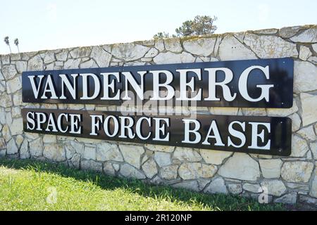 Ein Schild am Eingang zur Vandenberg Space Force Base in Lompoc, Kalifornien, Mittwoch, 10. Mai 2023. Stockfoto