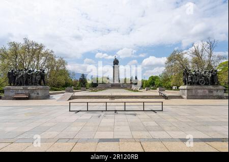 Sofia, Bulgarien. Mai 2023. Panoramablick auf das Denkmal der Sowjetarmee in einem Park im Stadtzentrum Stockfoto