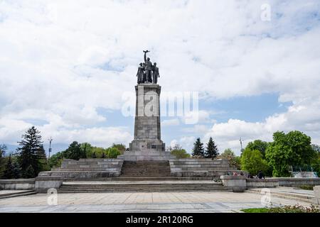 Sofia, Bulgarien. Mai 2023. Panoramablick auf das Denkmal der Sowjetarmee in einem Park im Stadtzentrum Stockfoto