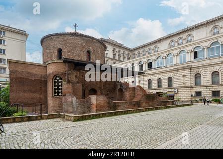 Sofia, Bulgarien. Mai 2023. Blick auf die Kirche St. George und das historische und archäologische Reservat Serdika - Sredets im Stadtzentrum Stockfoto