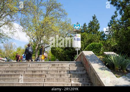 Sofia, Bulgarien. Mai 2023. Blick auf den Eingang einer U-Bahn-Station im Stadtzentrum Stockfoto