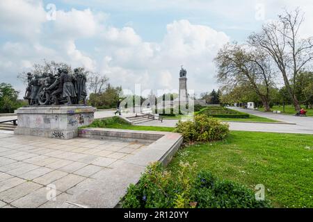 Sofia, Bulgarien. Mai 2023. Panoramablick auf das Denkmal der Sowjetarmee in einem Park im Stadtzentrum Stockfoto