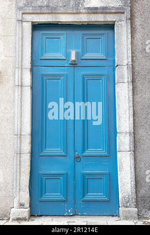 Hellblaue Tür an der St. Michan's Church in Dublin, Irland. Stockfoto