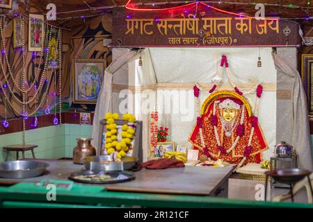 die statue der hinduistischen Göttin, dekoriert mit Blumen im Tempel aus flachem Winkel, wird am 05 2023. Mai im Santoshi mata mandir jodhpur rajasthan india aufgenommen. Stockfoto