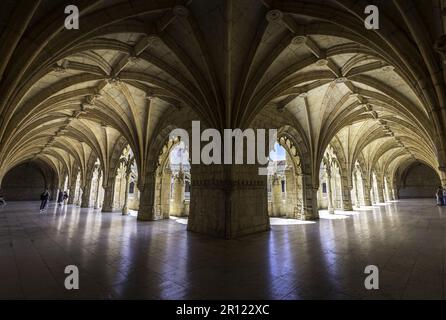 Lissabon, Potugal - 28. April 2023: Jeronimos Kloster dekorationsarchitektur im manueline-Stil. Das Kloster Jeronimos ist ein mittelalterliches Gebäude und ein Wahrzeichen Stockfoto