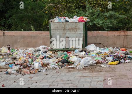 Öffnen Sie den Mülleimer mit Kunststoffbetteln und Abfallteilen am Tag aus einem anderen Winkel Stockfoto