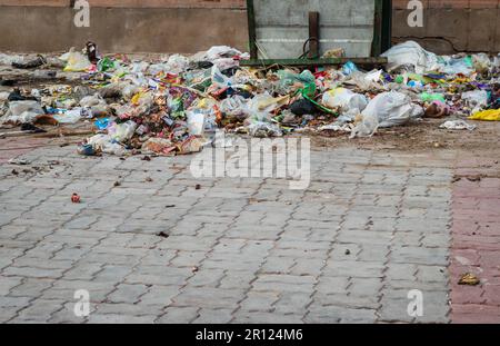 Müllabfälle und Plastik betteln tagsüber aus verschiedenen Blickwinkeln um Liter Stockfoto