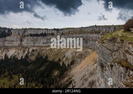 Dunkle Wolken über Creux-du-Van im schweizer jura Stockfoto