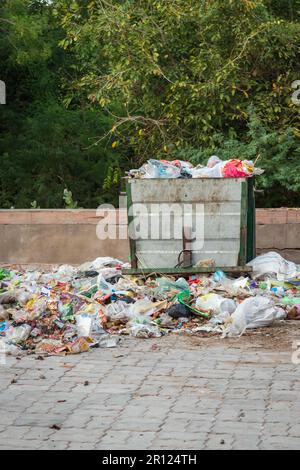 Öffnen Sie den Mülleimer mit Kunststoffbetteln und Abfallteilen am Tag aus einem anderen Winkel Stockfoto