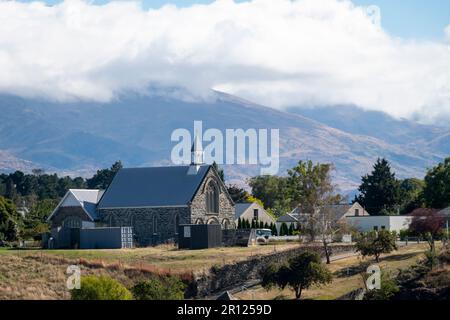 Cromwell Heritage-Viertel von der anderen Seite des Lake Dunston, mit Stone Temple, Cromwell, Central Otago, South Island, Neuseeland Stockfoto