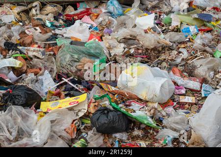 Müllabfälle und Plastik betteln tagsüber aus verschiedenen Blickwinkeln um Liter Stockfoto