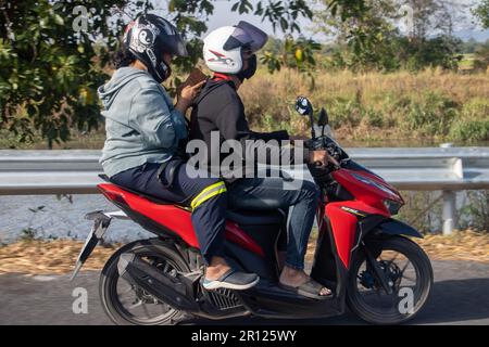 THAILAND, JANUAR 21 2023, Ein Paar fährt auf der Straße mit einem Motorrad Stockfoto