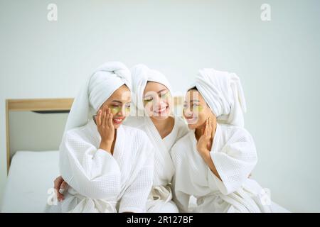 Hübsche Frauen verbringen Zeit im Resort und Spa Hotel. Reise- und Freizeitaktivitätskonzept. Stockfoto